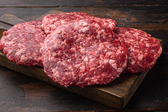 生剁碎牛排汉堡牛肉肉黑暗木表格背景