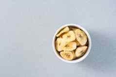 烤香蕉芯片白色碗表格快食物复制空间前视图