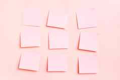 概念粉红色的空白广场小表纸写行粉红色的背景前视图