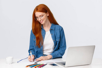 有创意的有才华的可爱的女孩梦想著名的时尚设计师创建设计项目采取笔记工作平板电脑移动PC彩色的铅笔画白色背景