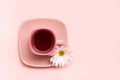 粉红色的概念广场咖啡杯粉红色的喝花飞碟粉红色的背景前视图