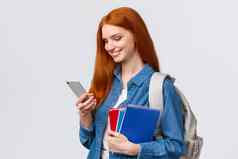 现代生活方式技术教育概念可爱的可爱的红色头发的人女学生标题校园类大学持有背包笔记本电脑聊天智能手机