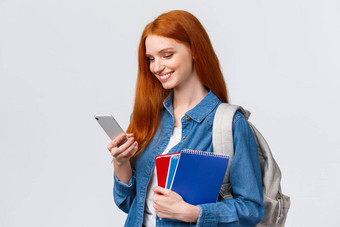 现代<strong>生活</strong>方式技术教育概念可爱的可爱的红色头发的人女<strong>学生</strong>标题校园类大学持有背包笔记本电脑聊天<strong>智能</strong>手机
