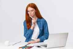 集中确定红色头发的人女工作重要的项目设计公司工作自由思考思考写作站移动PC彩色的铅笔