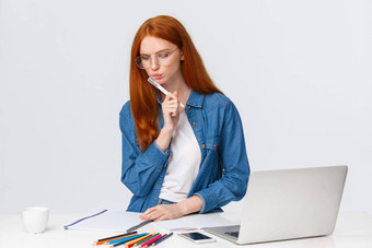 集中确定红色头发的人女工作重要的<strong>项目设计</strong>公司工作自由思考思考写作站移动PC彩色的铅笔