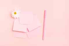 概念粉红色的空白广场小写作表菊花笔粉红色的背景前视图