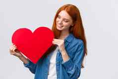 情人节一天同情的关系概念可爱的有创意的可爱的红色头发的人女孩使红色的大心礼物持有纸板微笑温柔的承认爱激情白色背景
