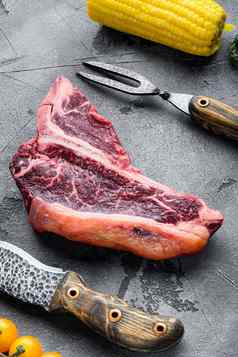 烹饪肉背景生岁的牛肉丁字牛排牛排香料草本植物烧烤灰色的石头背景