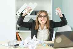 人业务情绪概念愤怒的女人坐着桌子上办公室扔残羹剩饭纸