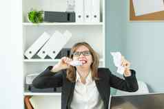 压力办公室人概念女人工人很多工作坐着表格办公室撕裂纸牙齿