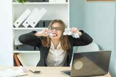 压力办公室人概念女人工人很多工作坐着表格办公室撕裂纸牙齿