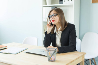 业务房地产经纪人人概念有吸引力的女人办公室会说话的电话使笔记