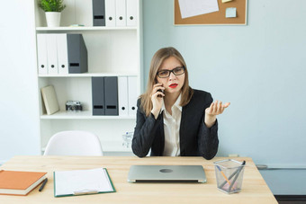 <strong>业务</strong>房地产经纪人人概念有吸引力的女人办公室会说话的电话使笔记