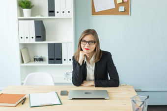 业务房地产经纪人人概念有吸引力的女人办公室会说话的电话使笔记
