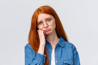 特写镜头肖像悲观的不开心红色头发的人伤心女孩眼镜少年坏一天大学倾斜手撅嘴哭泣感觉伤害陷入困境的站抑郁白色背景