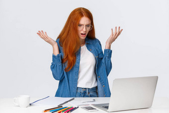 疯了困惑沮丧红色头发的人女孩麻烦电脑工作硬项目提高手沮丧烦恼耸站在移动PC屏幕困扰