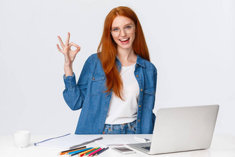 问题优秀的自信有创意的红色头发的人女人计划准备设计项目工作团队画站表格移动PC彩色的铅笔显示