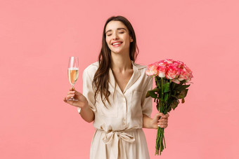庆祝活动聚会，派对美概念浪漫的美丽的年轻的女人衣服持有花享受庆祝喝香槟玻璃关闭眼睛笑粉红色的背景