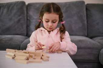 教育发展细电动机技能发展董事会游戏概念可爱的高加索人女孩集中建筑木砖块坐着表格首页生活房间
