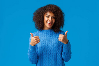 超级很酷的快乐的满意非洲美国女人非洲<strong>式</strong>发型发型微笑显示<strong>竖</strong>起大拇指批准产品推荐软件应用程序站蓝色的<strong>背景</strong>