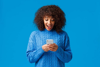 惊讶惊讶快乐感情的非裔美国人女人<strong>欢呼尖叫</strong>幸福高兴的是伟大的新闻邮件智能手机惊讶快乐的