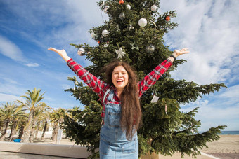 圣诞节假期概念快乐跳女人圣诞节树背景
