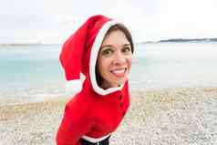 圣诞节假期概念关闭肖像女人圣诞老人西装海背景