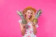 肖像快乐女人菠萝粉红色的背景夏天饮食健康的生活方式概念