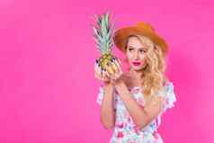 肖像快乐女人菠萝粉红色的背景Copyspace夏天饮食健康的生活方式概念