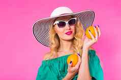 美丽的时尚的女人太阳镜他橙子有趣的粉红色的背景夏天假期时尚概念