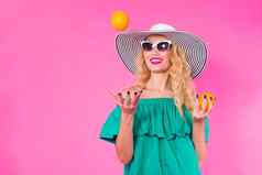 美丽的时尚的女人太阳镜他橙子有趣的粉红色的背景夏天假期时尚概念
