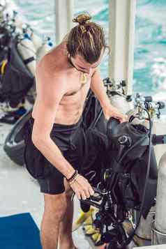 潜水员准备设备潜水海