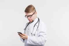 健康医学医生穿听诊器手机屏幕白色背景