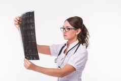 女人持有核磁共振大脑电影诊断报告白色背景医疗医生医疗保健概念