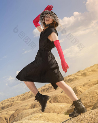 女孩<strong>黑色</strong>的他宽字段<strong>黑色</strong>的衣服红色的<strong>手套</strong>沙漠
