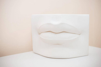 嘴唇石膏铸造雕刻工作室粘土造型研讨会雕塑家白色石膏嘴唇柔和的背景美容师永久化妆唇增加