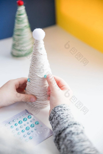 孩子显示圣诞节树装饰使有创意的手工制作的圣诞节树孩子们的Diy概念使圣诞节玩具装饰装修玩具莱茵石生态友好的圣诞节树概念复制空间