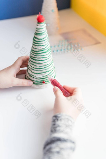 孩子显示圣诞节树装饰使有创意的手工制作的圣诞节树孩子们的Diy概念使圣诞节玩具<strong>装饰装修</strong>玩具莱茵石生态友好的圣诞节树概念复制空间