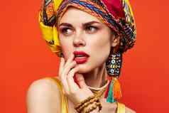 美丽的女人五彩缤纷的披肩种族非洲风格装饰红色的背景