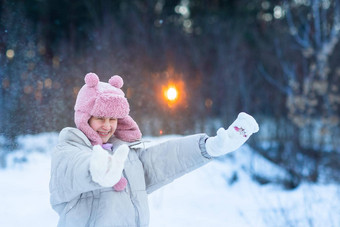 可爱的十几岁的女孩有趣的玩<strong>雪球</strong>准备好了扔<strong>雪球</strong>