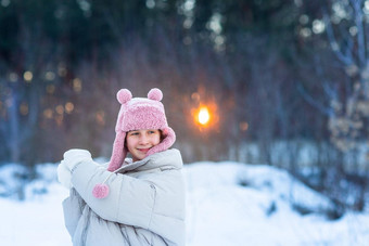 可爱的十几岁的女孩有趣的玩<strong>雪球</strong>准备好了扔<strong>雪球</strong>