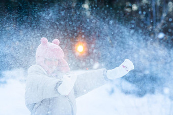 可爱的十几岁的女孩有趣的玩<strong>雪球</strong>准备好了扔<strong>雪球</strong>