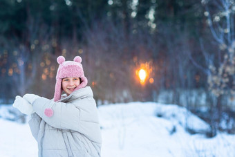 可爱的十几岁的女孩有趣的玩<strong>雪球</strong>准备好了扔<strong>雪球</strong>