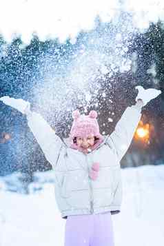 可爱的十几岁的女孩有趣的玩雪球准备好了扔雪球