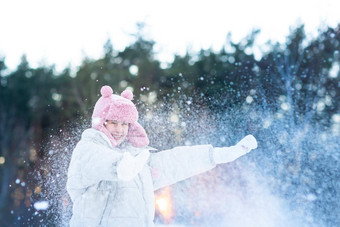 可爱的十几岁的女孩有趣的玩雪球准备好了扔雪球