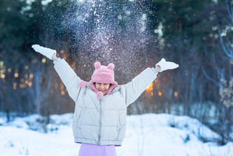 可爱的十几岁的女孩有趣的玩<strong>雪球</strong>准备好了扔<strong>雪球</strong>