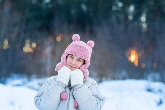 可爱的十几岁的女孩有趣的玩雪球准备好了扔雪球