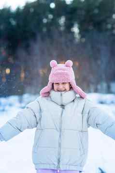 可爱的十几岁的女孩有趣的玩雪球准备好了扔雪球