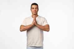 和平好看的强大的运动年轻的男人。休闲t恤新闻手胸部纳马斯特涅槃构成病人平静释放压力冥想实践瑜伽