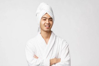 美水疗中心休闲概念肖像英俊的有趣的亚洲男人。放松首页使舒适的穿浴袍浴毛巾头微笑很高兴白色背景